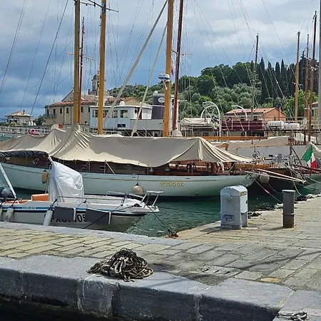 A Ridosso Sul Mare Nel Cuore Del Paese