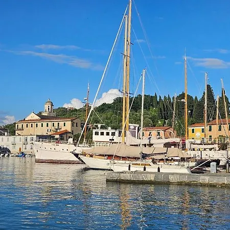 A Ridosso Sul Mare Nel Cuore Del Paese Le Grazie (Liguria)