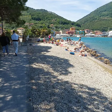 A Ridosso Sul Mare Nel Cuore Del Paese