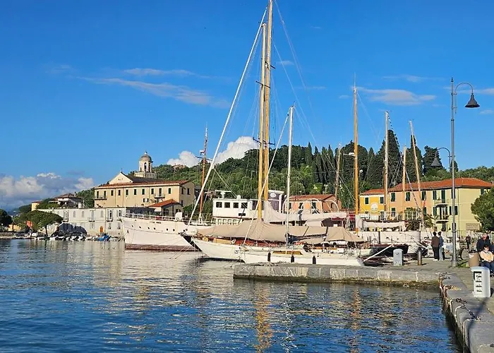 A Ridosso Sul Mare Nel Cuore Del Paese Le Grazie (Liguria)